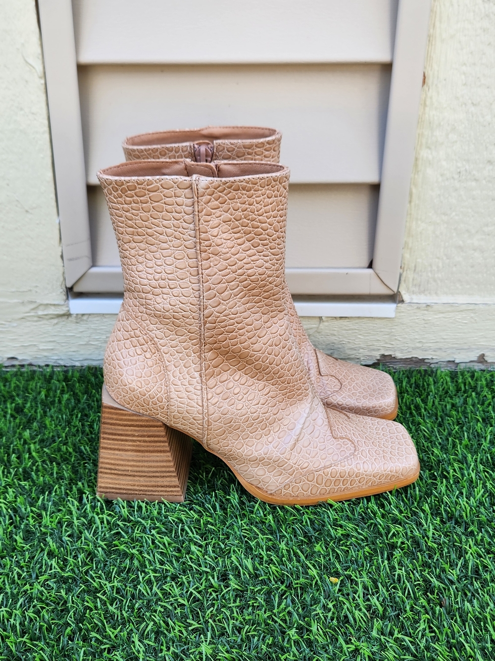 Steve Madden Croc-Embossed Tan Block Heel Ankle Boots SIZE 7